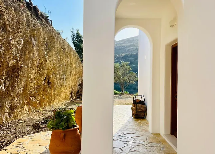 Haroupia Hillside 别墅 *